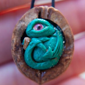 Alternative view of Beba zmaj u ljuski oraha ili žirevoj kapici