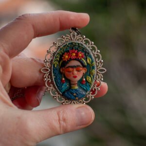 Unikatna ogrlica Frida Kahlo – minijaturna skulptura od polimerne gline